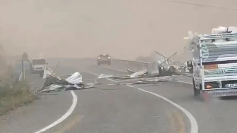 Siirt'te yola uçan çatı, trafiği durdurdu