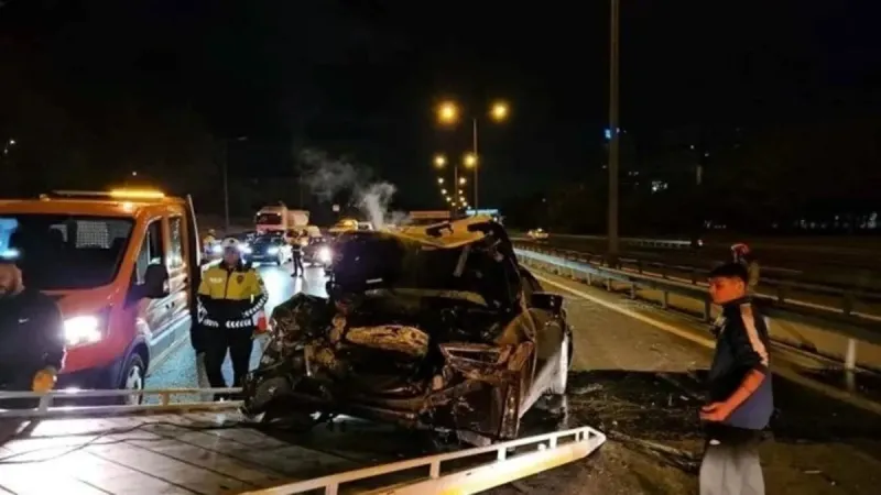 Sultangazi'de kaza yapan sürücü otomobilini bırakıp kaçtı