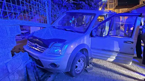 Malatya'da Feci Kaza! Kontrolden Çıkan Araç Duvara Çarptı!