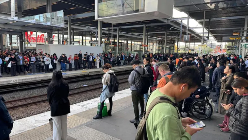 Sydney kentinde elektrik hattının trenin üzerine düşmesi sonucu seferler aksadı
