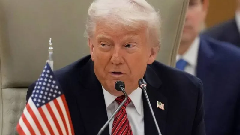 Trump, Katar uçağı sorusuna sinirlendi, muhabiri kovdu