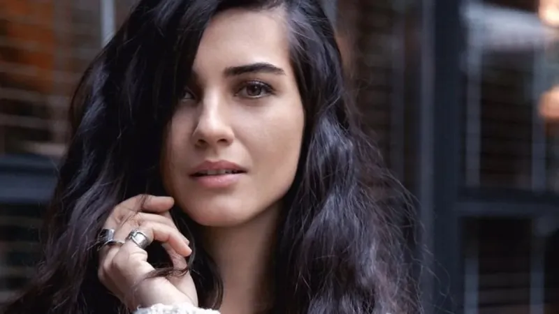 Tuba Büyüküstün galada Hakan Sabancı sorularından kaçtı: "Utanıyorum"