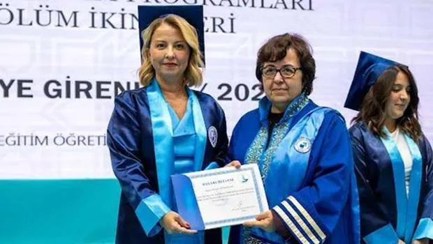 51 Yaşında Üniversite 2.si! Azmin Zaferi: Elvan Öğretmen Oluyor