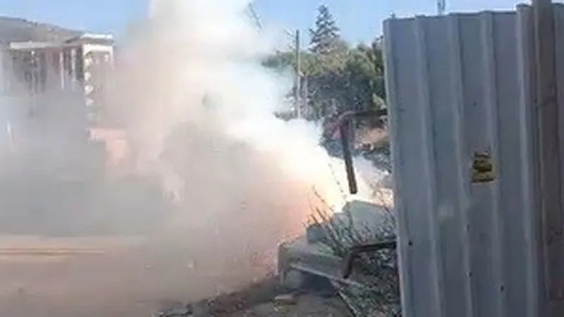 Yer altındaki elektrik kabloları bomba gibi patladı