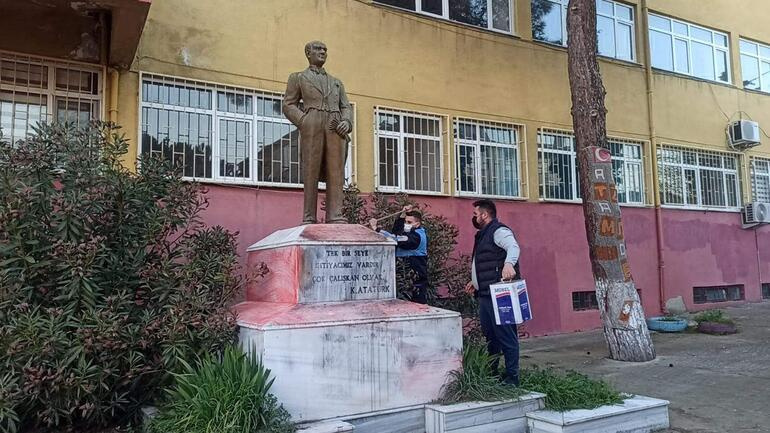 Tekirdağda Atatürk heykeline çirkin saldırı Çevredekiler durumu fark etti